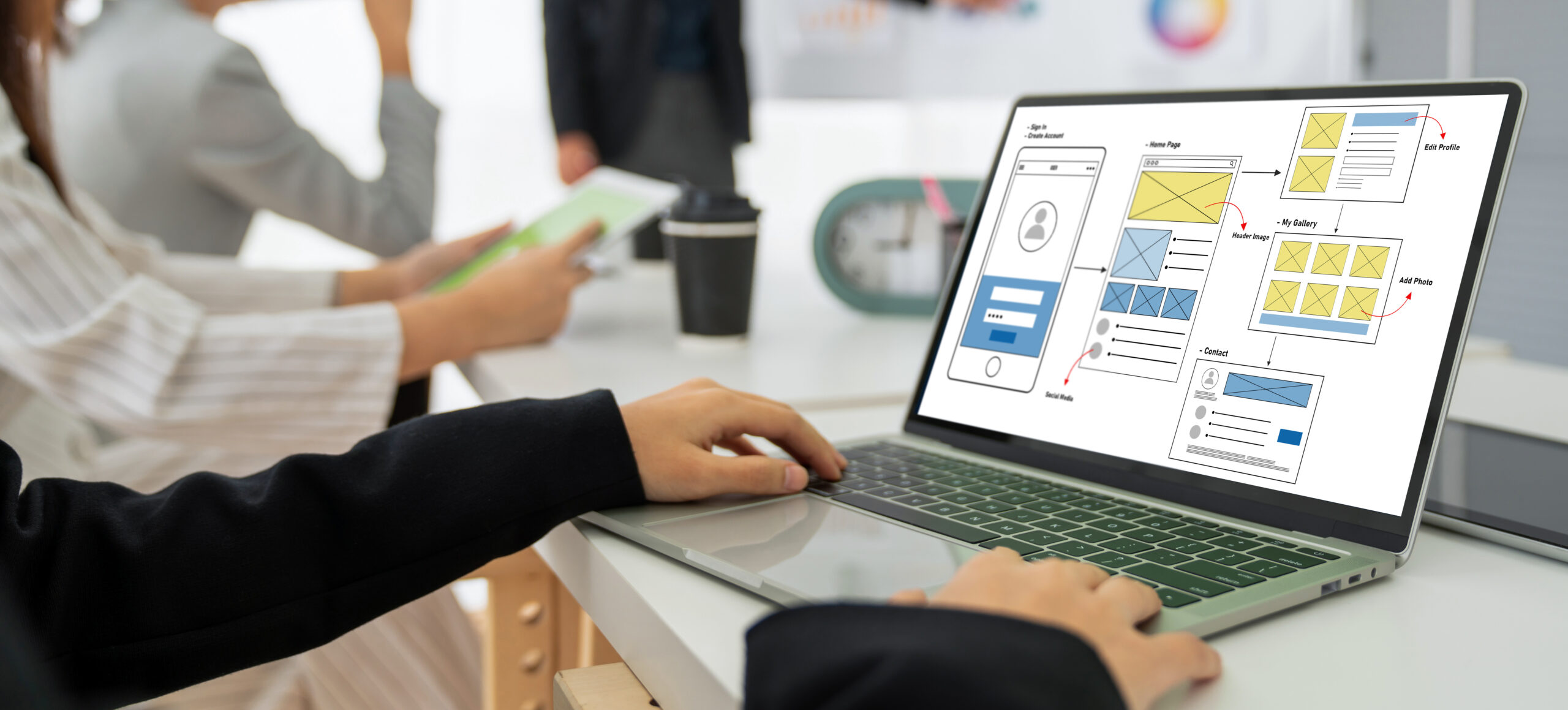 WebサイトのワイヤーフレームとUIデザインを確認する制作画面
